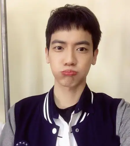 两边剃光发型 > 好看的男生把两侧剪短的发型图片男生的刘海发型,可以