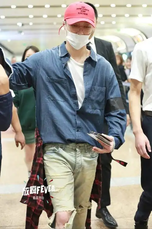 张艺兴真节俭一条破裤子穿了好几年,网友:要不要我帮你缝缝