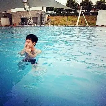 男生游泳池头像