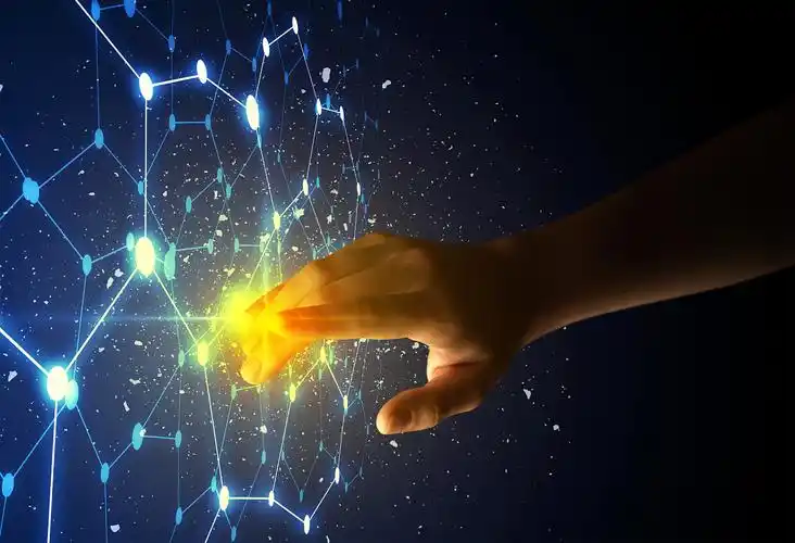 一个女人的手触碰未来科技感的墙面