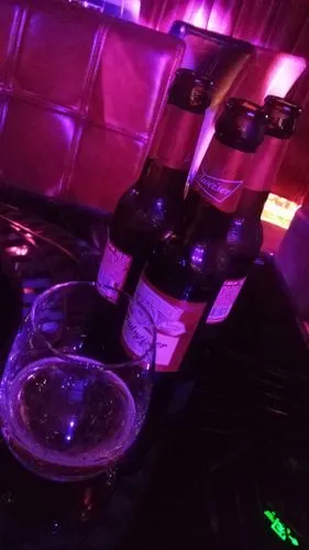 滟 酒吧 听歌 喝酒,单是一个人去感觉有点孤独了.