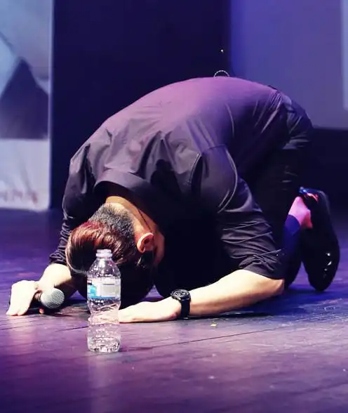 在别人前去叩拜的时候,儿子跟孙子在旁边回礼,女儿一般在桌子旁边痛哭