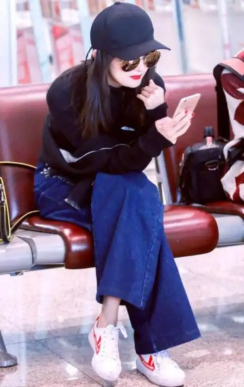 杨幂穿着回力小白鞋