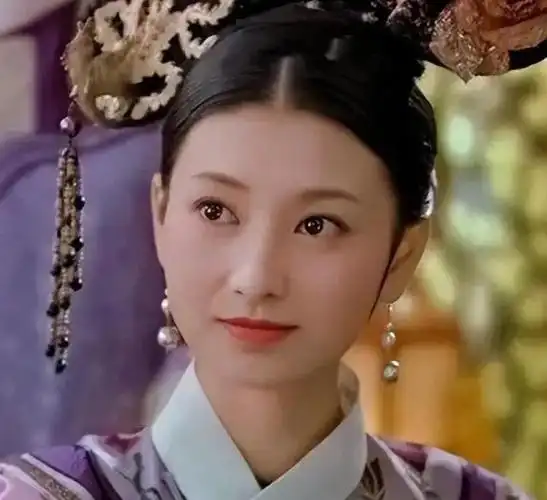 斓曦,人称"眉姐姐",是一个非常受欢迎的女艺人,特别是在古装戏上,她的