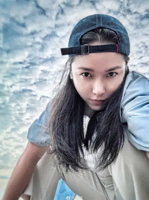 靳东46岁妻子李佳状态完美,不惧年龄焦虑!自然美永远是最好的!