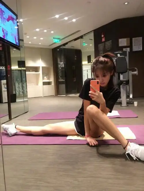 金晨的柔软度超好,能够轻松做到一字马,难怪她的身材这么好?