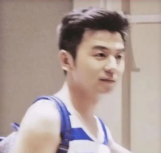 都说沈腾年轻时很帅看到20岁的雷佳音才知道啥叫国民校草