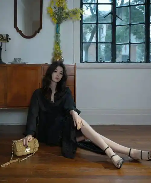 乔欣着镂空长裙大秀美腿 卷发红唇慵懒迷人_时尚_造型_照片