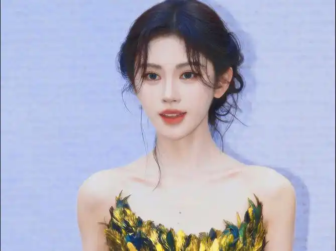 网传鞠婧祎签约新经纪人,红毯妆容酷似张予曦