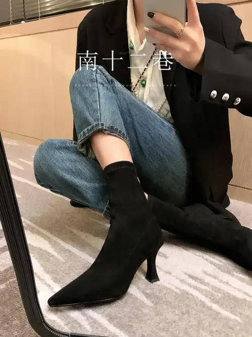 黑色绒面高跟靴搭配大衣也太绝了!酷酷的!#靴子  #短靴  #秋冬短靴