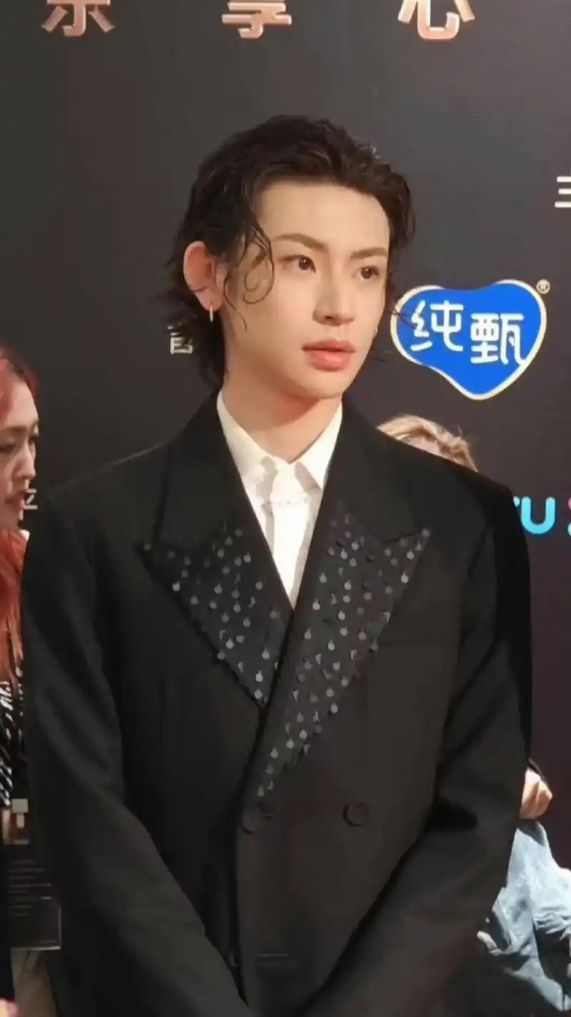 怎么会有人西装加背头都这么可爱.呆呆qq的小琳宝#小鬼王琳凯 - 抖音