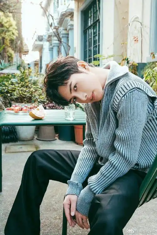 张彬彬今日晒随拍六宫格,不得不说,这组照片真帅,随意自在满满的生活