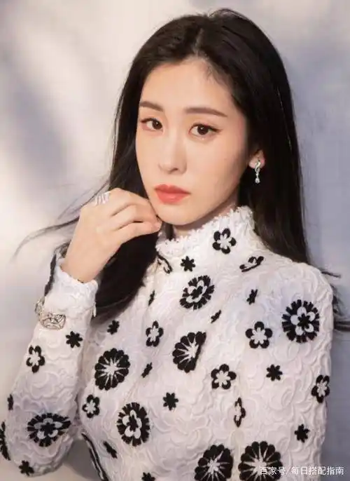 张碧晨这状态绝了,穿优雅蕾丝裙显白皙肤色,气质越来越高级_造型_显得