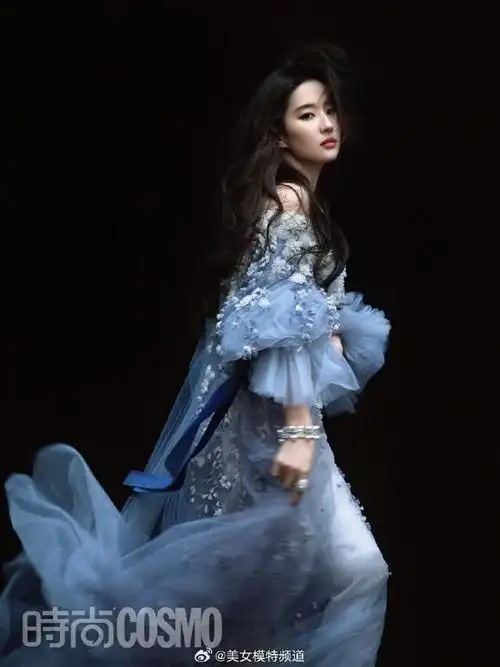 刘亦菲红裙雕刻感大片释出 画中画中画演绎别样时尚