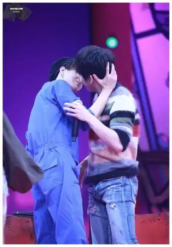 娱乐而已不要太当真哦;王一博开车时三个小时见肖战是真的王一博驾车