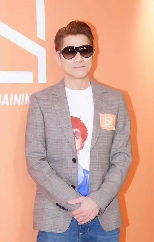 郭富城亮相香港活动,潮流搭配展不老风采,经典造型引爆网络热议_时尚