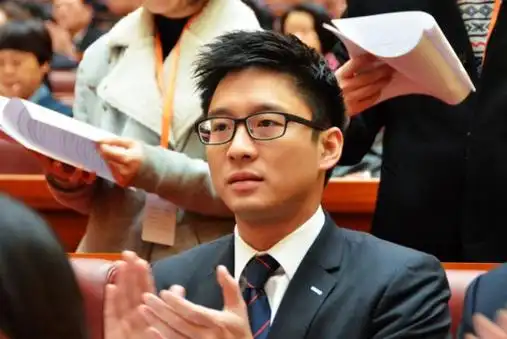 朱玲玲的烦恼:二儿子霍启山40岁未婚,小儿子霍启仁35岁游戏人生