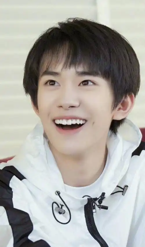 易烊千玺对比图##易烊千玺 米兰时装周