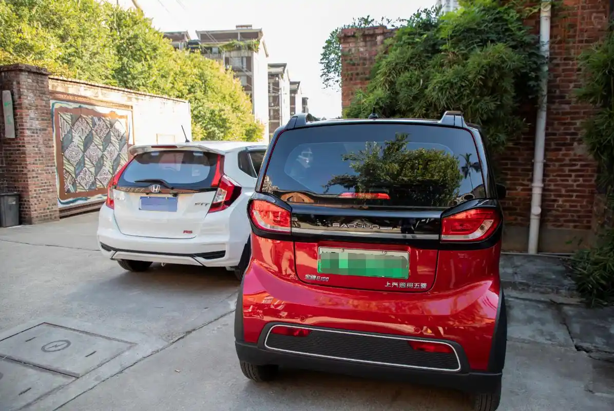 驾龄8年女司机,最后选了一辆两座宝骏e100,是不会选还是太会选