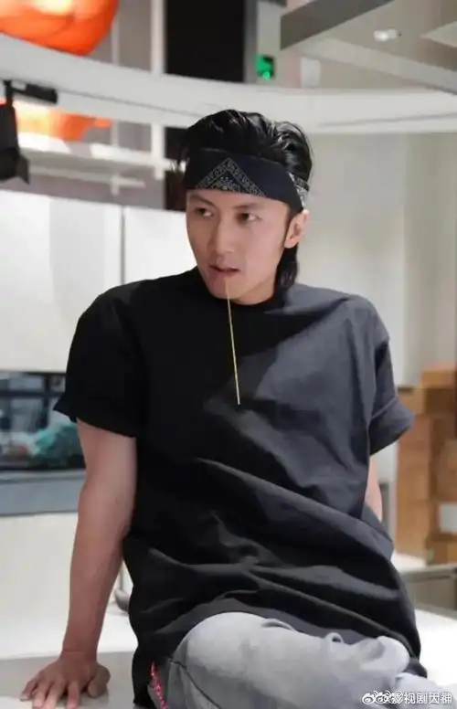 43岁谢霆锋轻松驾驭道明寺发型,嘴里叼着根儿意面的他又痞又帅