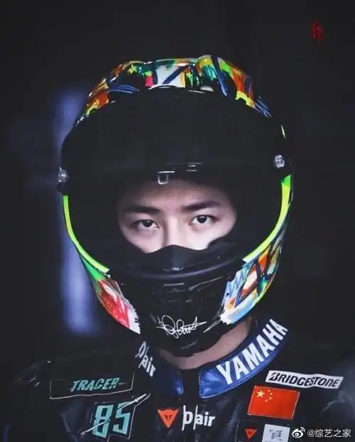 王一博戴头盔真的超有感觉