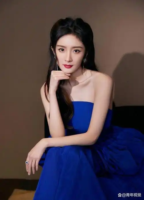 杨幂身穿鎏金礼服,浪漫时光里的艳光!