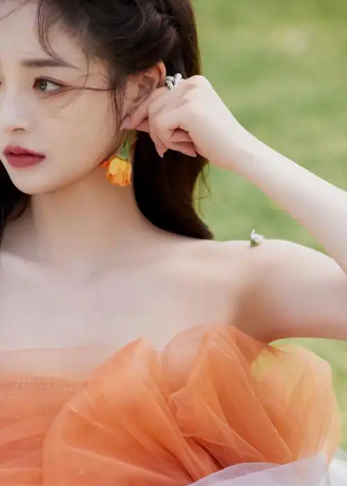 周洁琼穿纱裙甜美似公主手提裙摆低头微笑4