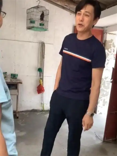 靳东回老家济宁,二次生长变得超清爽,和女孩合影眼神温柔