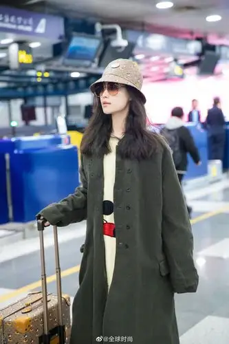 倪妮 今日机场造型,身着disney x gucci中国新年限定,渔夫帽搭配长款