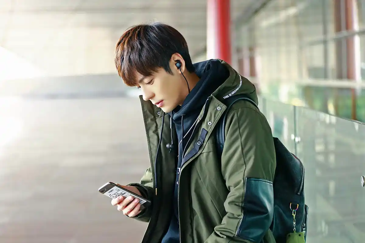 魏哲鸣机场照小眼神萌化 网友:校草本草