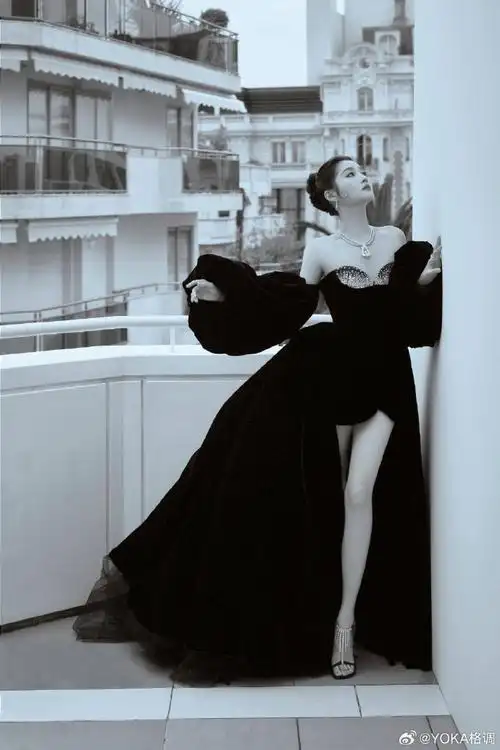 关晓彤身着stuart weitzman 水晶流苏高跟鞋搭配一袭黑色高定礼裙