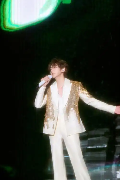 歌手,演员@tfboys-王源佩戴 talisman 系列美钻作品,登上#tfboys十年