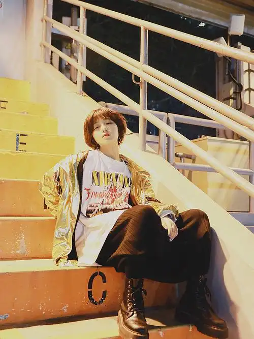 单人全身模板绘画素材(大街上也能拍时尚人像照,女生单人照拍照参考