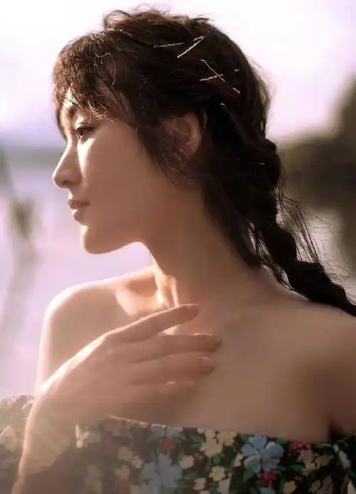 49岁杨钰莹近照,"玉女掌门"变大妈,法令纹太深网友表示认不出_照片