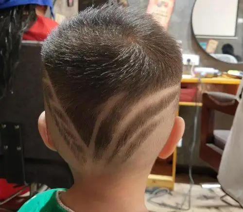 就没见过这么酷的男童刻痕发型发型师专为男童设计的剃两边短发