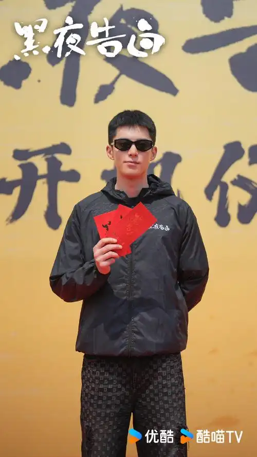 #王鹤棣寸头对镜自拍#