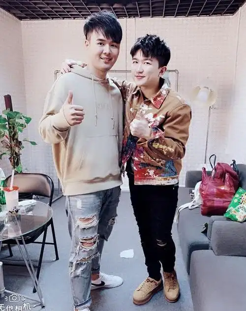 荒野大镖客2:虎牙贱圣捕获传奇白马,上马一瞬间吓坏了:大哥