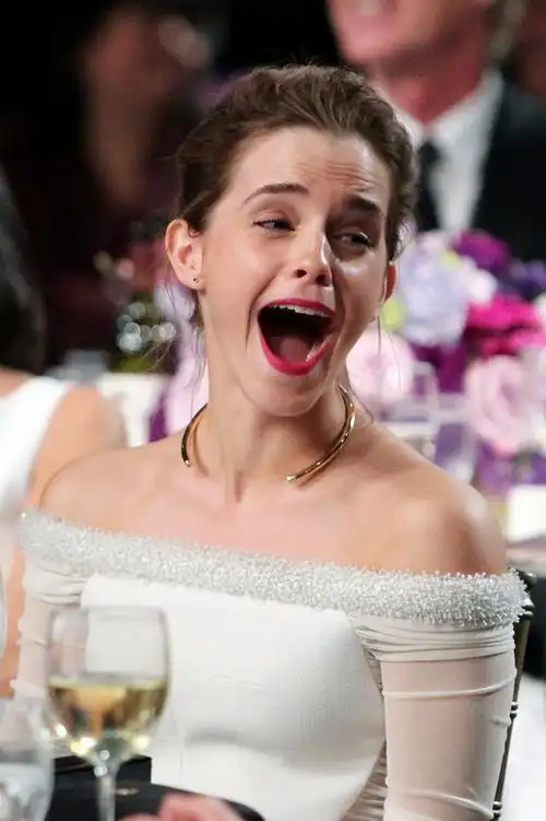 艾玛沃特森大笑,网友:这嘴大的能塞下一个苹果