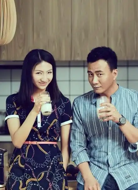 02父亲节将近-胡军与女儿九儿合拍了一组暖心温馨的时尚大片