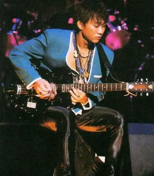 1993年,黄家驹从舞台摔落,去世前撒了一个谎,骗了粉丝整整28年_腾讯