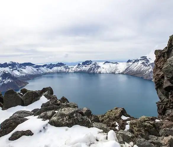 群峰叠嶂波光岚影长白山天池