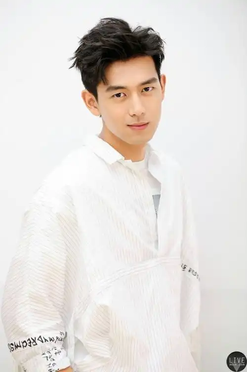 2021共创之夜李现贵族公子造型杀伤力十足