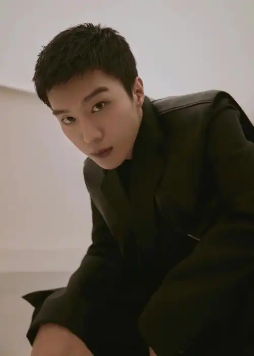 范丞丞绅士摩登氛围大片尽显硬朗感_凤凰网时尚_凤凰网