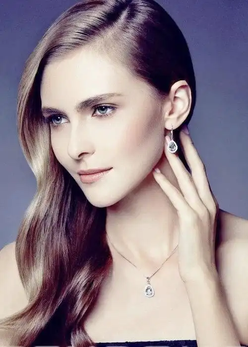 女人不要只知道黄金首饰,选择这4种首饰,显档次还不贬值