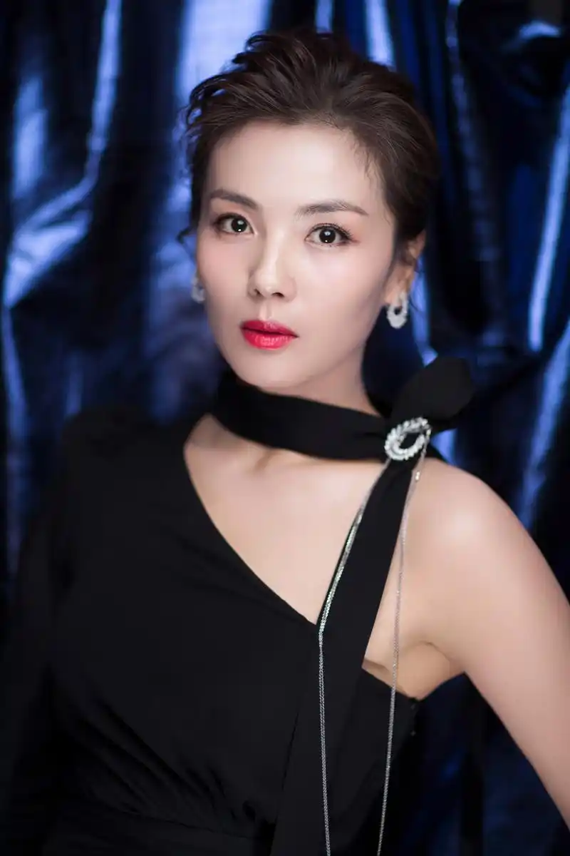 刘涛一身黑色高开衩长裙亮相电视剧《品质盛典》颈带用别致珠宝点缀