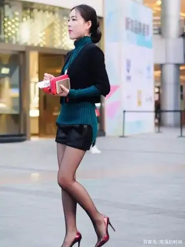 美女脚上穿着一双银白色尖头高跟鞋,蝴蝶结装饰清新美丽