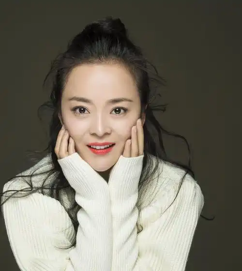 演员王嘉白衣写真极简搭配纯净美好