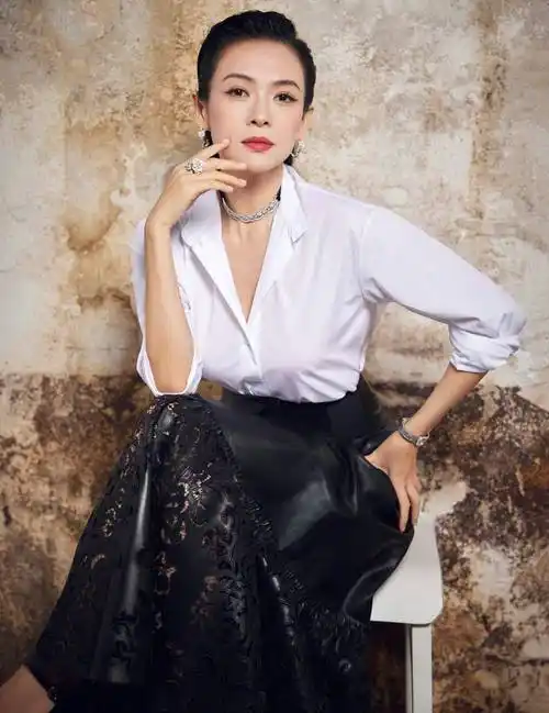 节的新闻发布会上,我们看到了五官精致,气质优雅,身材完美的章子怡