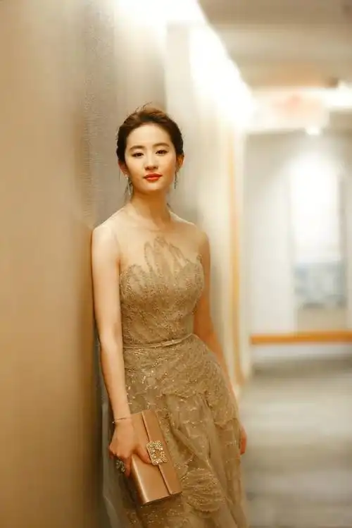 14 微博电影之夜ps刘亦菲是内娱唯一穿过es压轴高定的女明星(2019