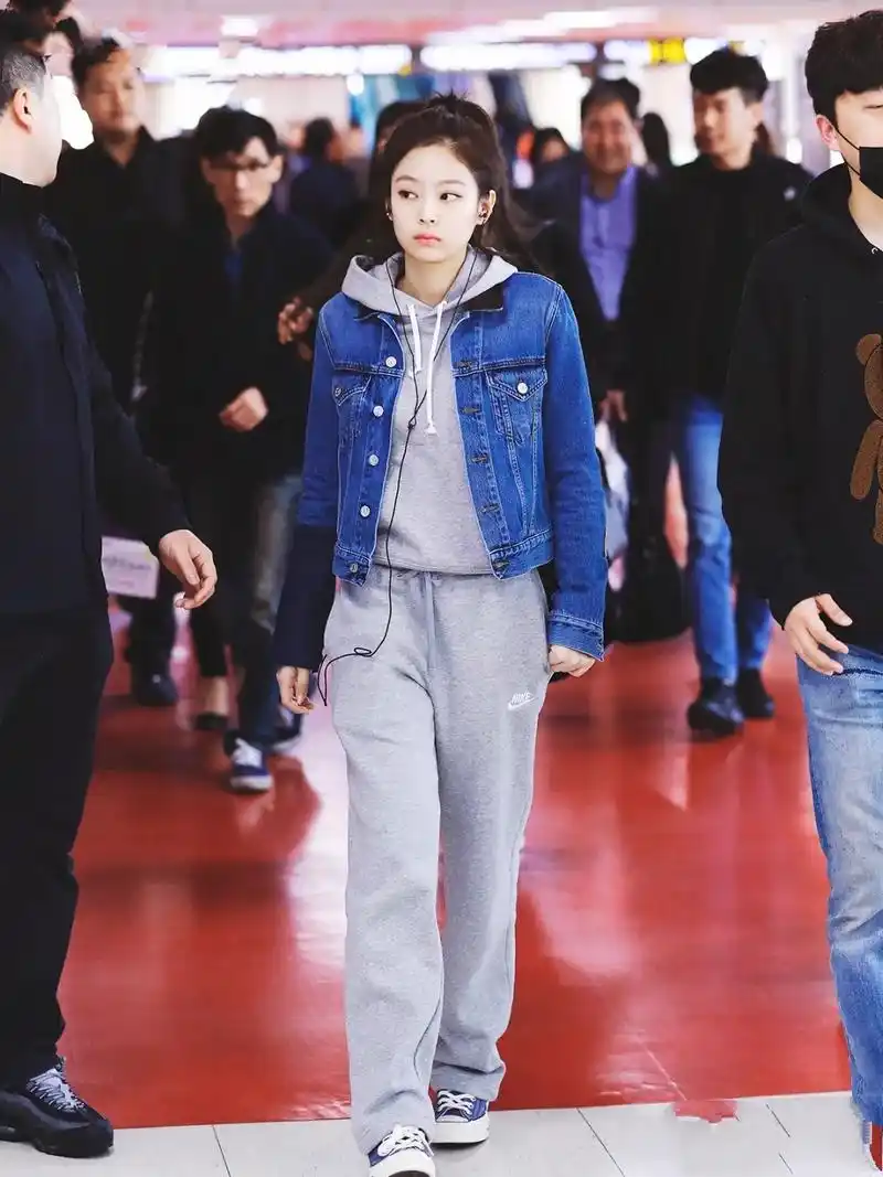 金珍妮机场私服开启"保温模式",不秀腰,不露腿,照样美飒迷人